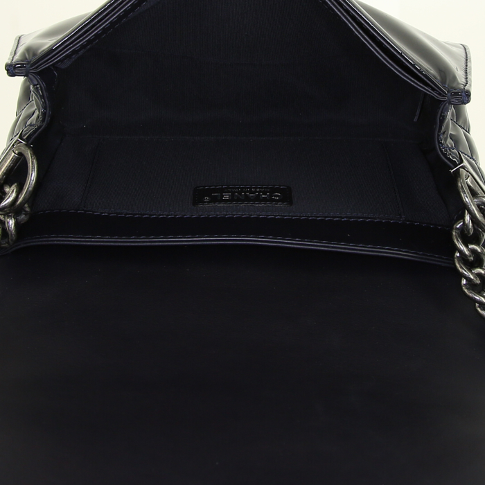 Sac bandoulière Chanel Boy en cuir verni bleu - Detail D3