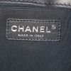 Borsa a tracolla Chanel Boy in pelle verniciata blu - Detail D4 thumbnail