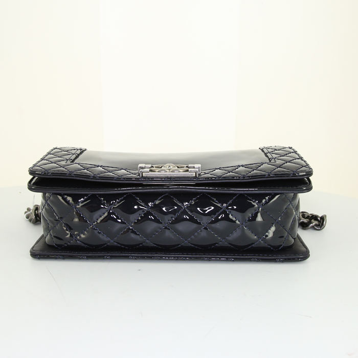 Chanel Boy shoulder bag in blue patent leather - Detail D5