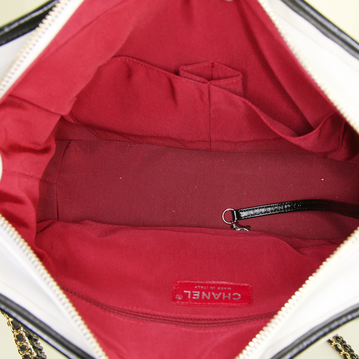Borsa a tracolla Chanel Gabrielle  modello medio in pelle trapuntata bicolore bianca e nera - Detail D3