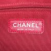 Bolso bandolera Chanel Gabrielle  modelo mediano en cuero acolchado bicolor blanco y negro - Detail D4 thumbnail