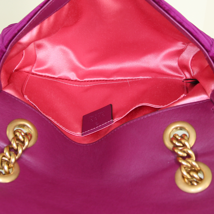 Sac bandoulière Gucci GG Marmont en velours matelassé rose - Detail D3
