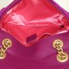 Sac bandoulière Gucci GG Marmont en velours matelassé rose - Detail D3 thumbnail