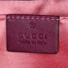 Sac bandoulière Gucci GG Marmont en velours matelassé rose - Detail D4 thumbnail