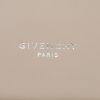 Bolso bandolera Givenchy Horizon modelo mediano en cuero dos tonos color topo y beige - Detail D4 thumbnail