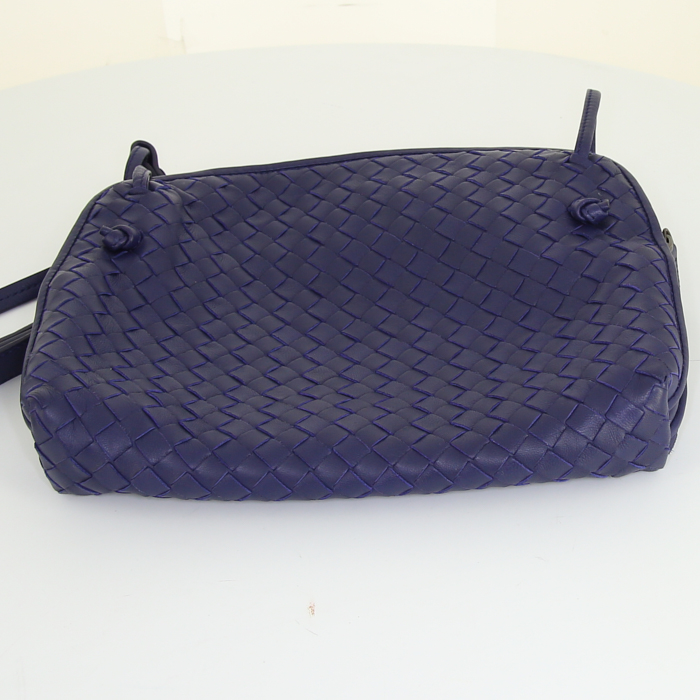 Sac bandoulière Bottega Veneta Nodini en cuir tressé bleu - Detail D4