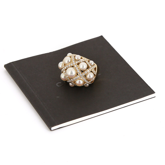 Bague Chanel Baroque grand modèle en or jaune,  diamants et perles blanches - Detail D2