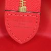 Sac bandoulière Louis Vuitton Triangle en cuir épi rouge - Detail D4 thumbnail