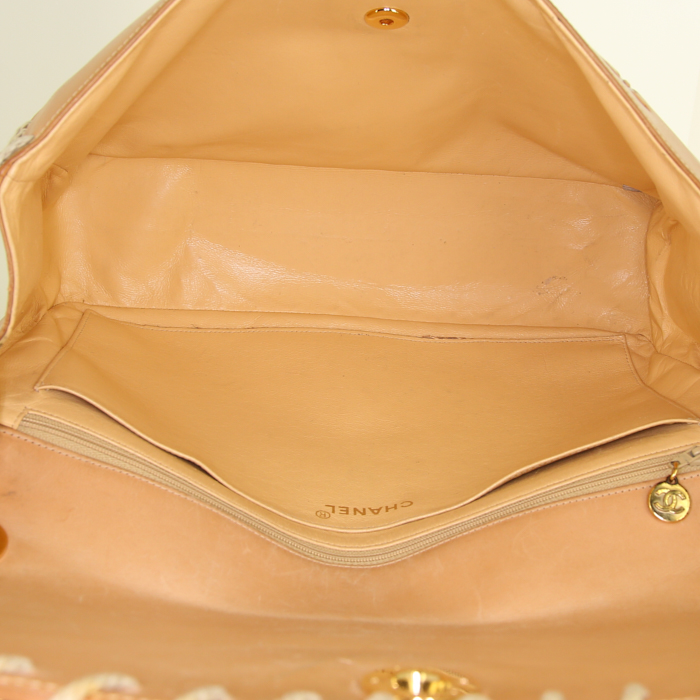Sac à main Chanel Timeless Maxi Jumbo en cuir naturel marron-caramel - Detail D2