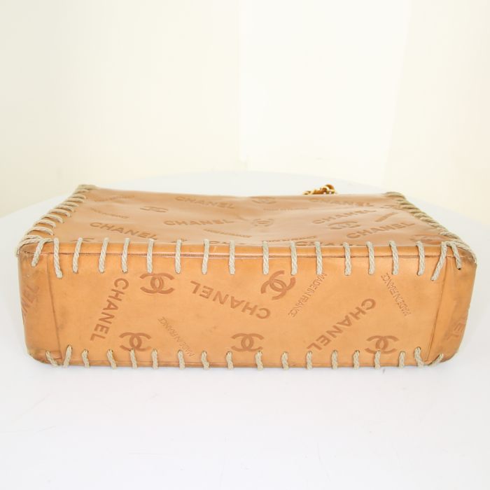 Borsa Chanel Timeless Maxi Jumbo in pelle naturale marrone caramello con motivo - Detail D4