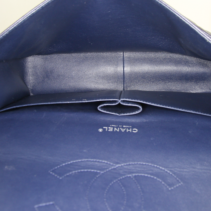 Chanel Timeless Maxi Jumbo handbag in navy blue quilted grained leather - Detail D3