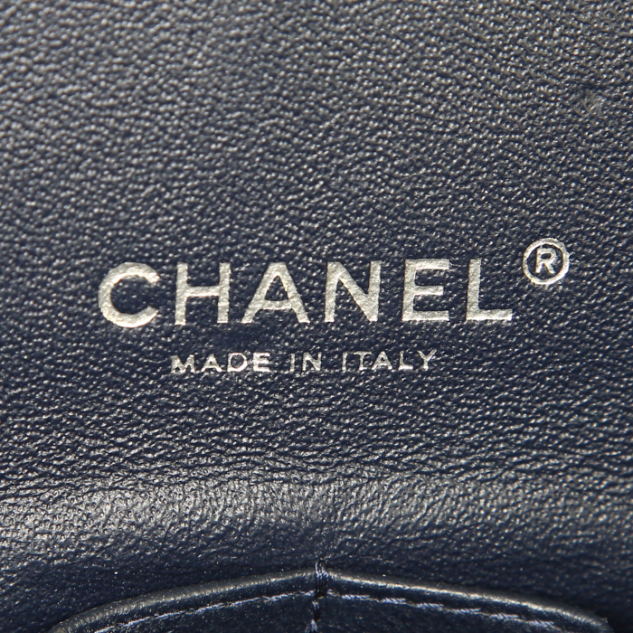 Chanel Timeless Maxi Jumbo handbag in navy blue quilted grained leather - Detail D4