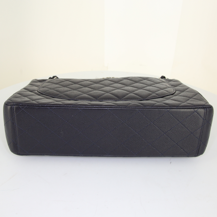 Chanel Timeless Maxi Jumbo handbag in navy blue quilted grained leather - Detail D5