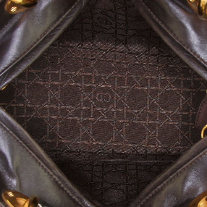 Sac à main Dior Lady Dior moyen modèle en daim marron et cuir marron - Detail D2