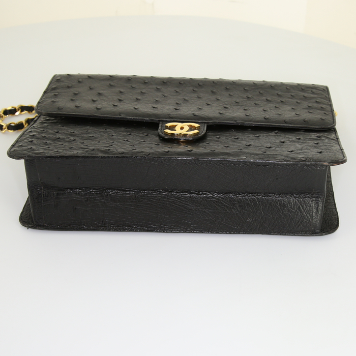 Bolso para llevar al hombro o en la mano Chanel Vintage en avestruz negro - Detail D4
