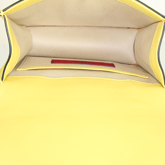Sac bandoulière Valentino Garavani Rockstud petit modèle en cuir jaune - Detail D3