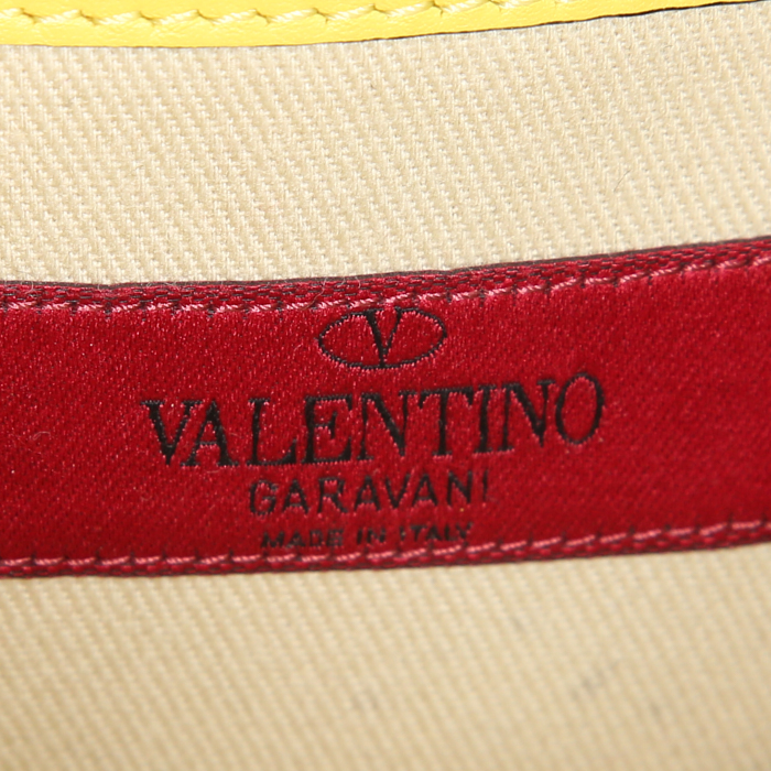 Sac bandoulière Valentino Garavani Rockstud petit modèle en cuir jaune - Detail D4