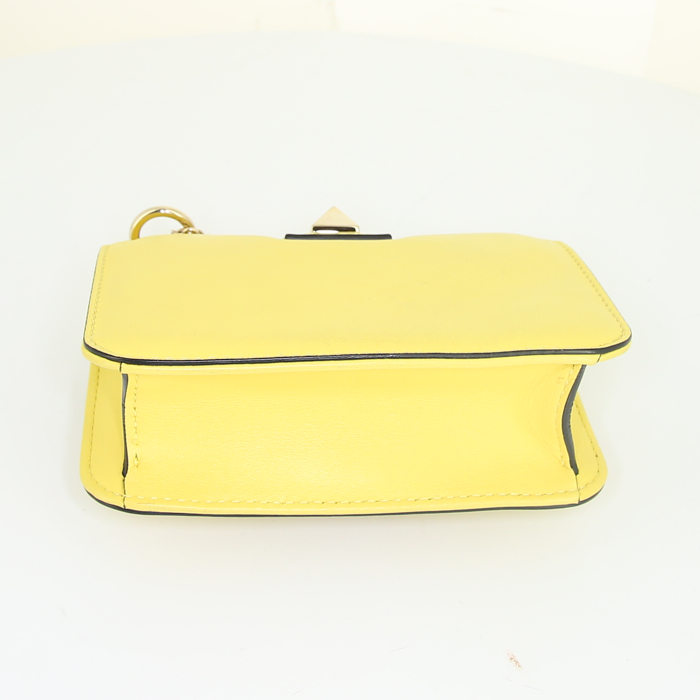 Bolso bandolera Valentino Garavani Rockstud modelo pequeño en cuero amarillo - Detail D5