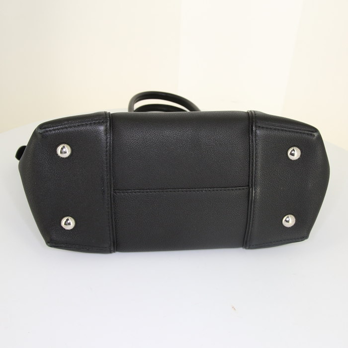 Bolso de mano Louis Vuitton Lockit Soft en cuero granulado negro - Detail D5