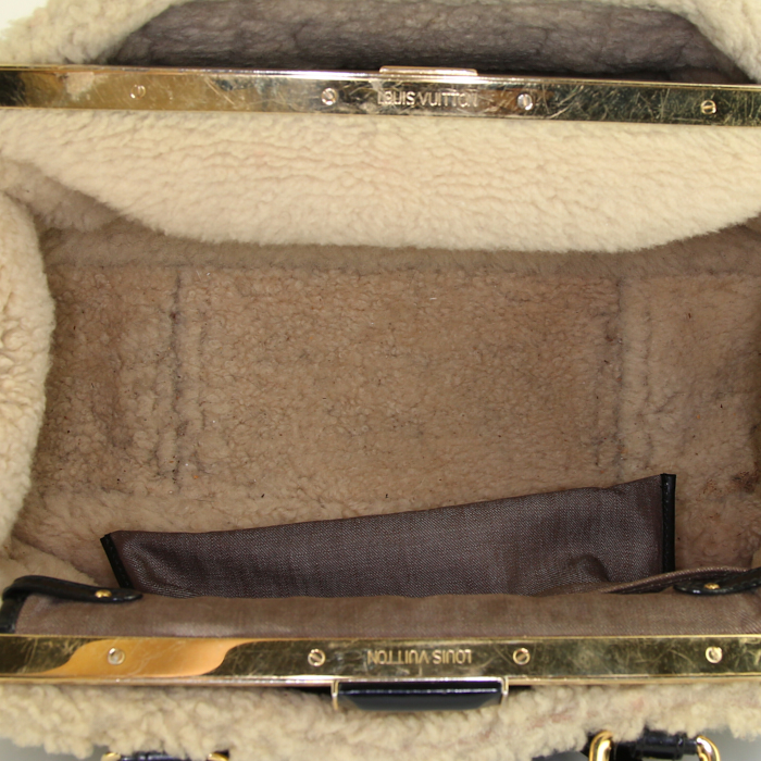 Borsa da spalla o a mano Louis Vuitton Shearing Thunder in tela monogram cerata marrone con borchie e pelle verniciata nera - Detail D2