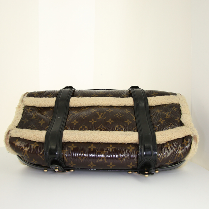 Louis Vuitton Shearing Thunder bag worn on the shoulder or carried in the hand in brown monogram canvas and black patent leather - Detail D4