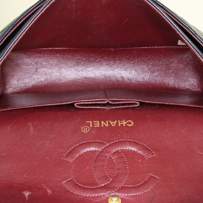 Bolso de mano Chanel Timeless en cuero acolchado azul marino - Detail D3