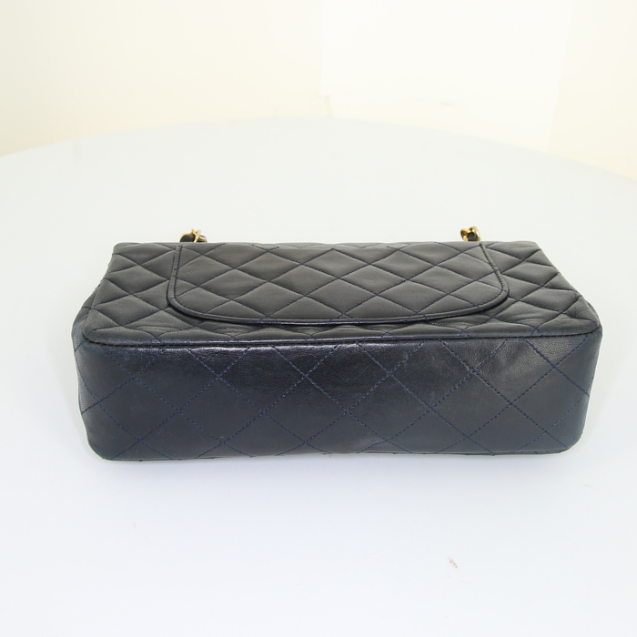 Chanel Timeless handbag in navy blue quilted leather - Detail D5
