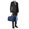 Sac de voyage Louis Vuitton Keepall 55 cm en cuir épi bleu - Detail D1 thumbnail