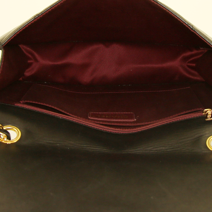 Bolso de mano Chanel Golden Class en cuero acolchado negro - Detail D3