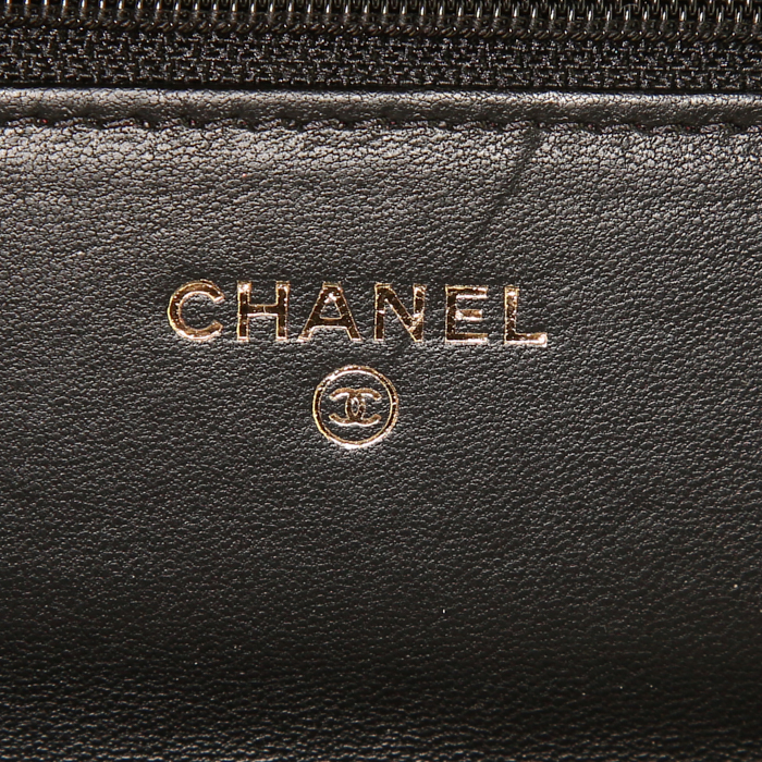 Sac bandoulière Chanel Wallet on Chain en cuir matelassé noir - Detail D3