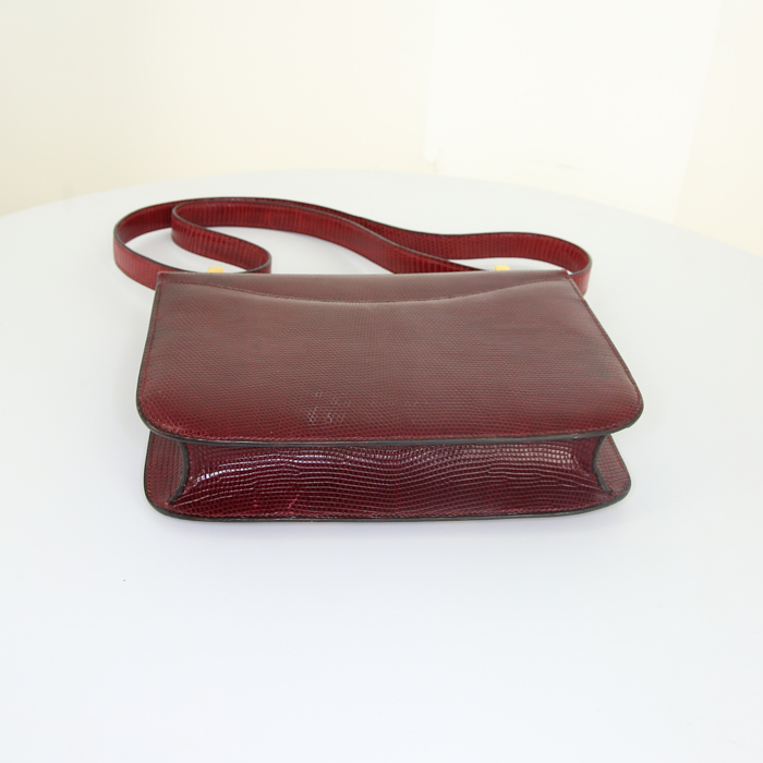 Bolso para llevar al hombro o en la mano Hermes Constance en piel de lagarto roja - Detail D5