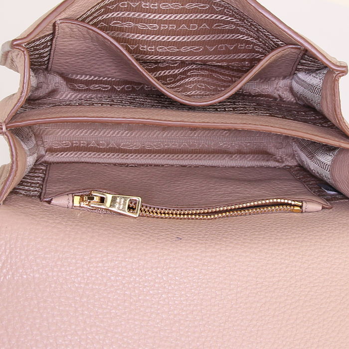 Bolso bandolera Prada en cuero granulado beige - Detail D2