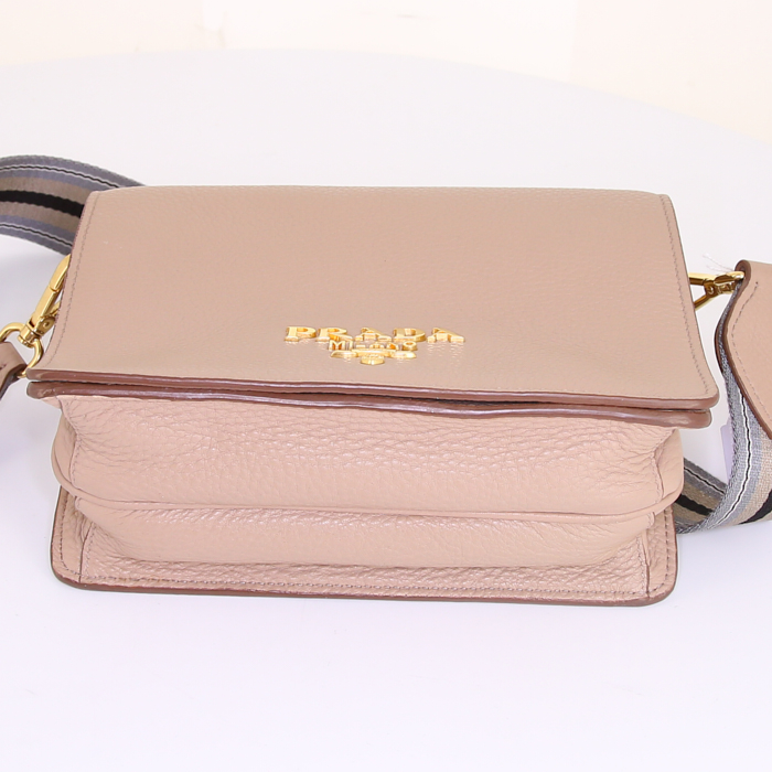 Sac bandoulière Prada en cuir grainé beige - Detail D4
