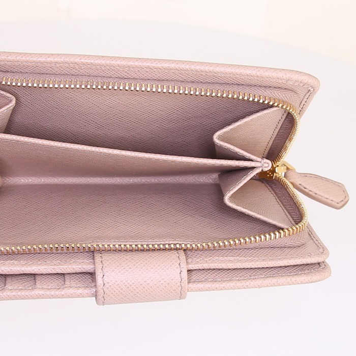 Sac bandoulière Prada en cuir grainé beige - Detail D5