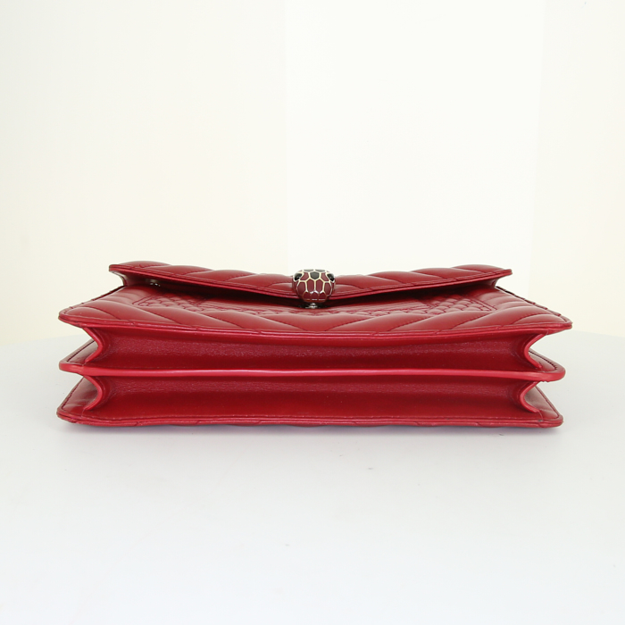Bulgari Serpenti handbag in red leather - Detail D5