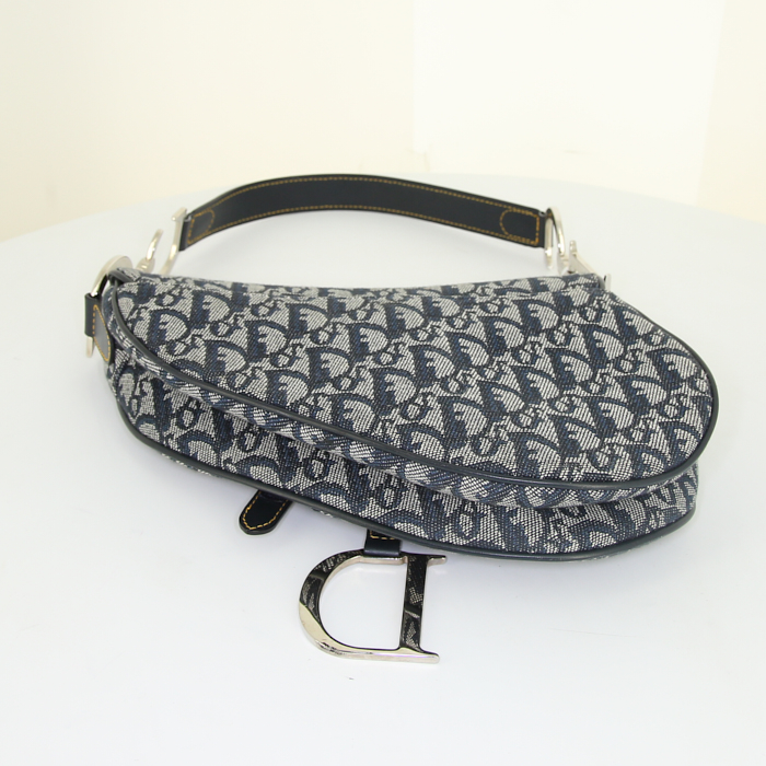 Sac porté épaule ou main Dior Saddle en toile denim monogrammée bleue et cuir bleu - Detail D4