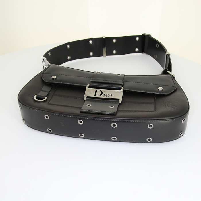 Bolso para llevar al hombro o en la mano Dior Columbus Avenue en cuero negro - Detail D4