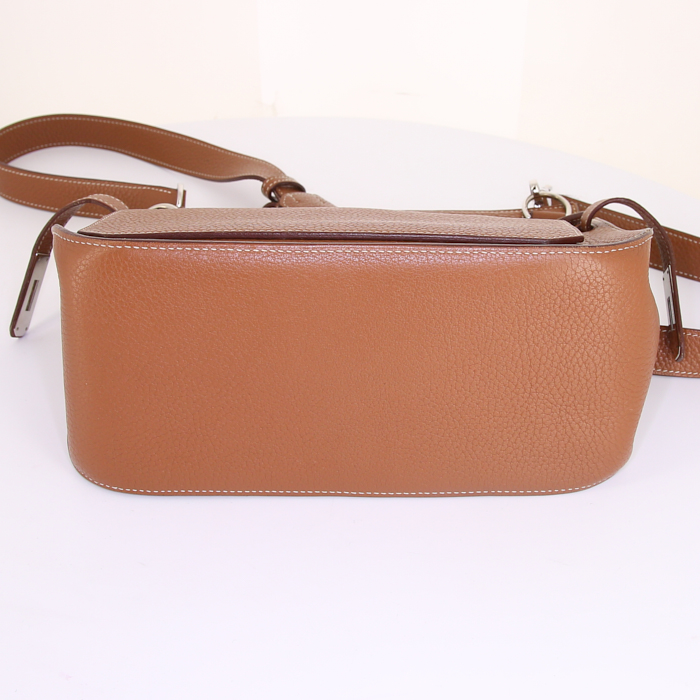 Bolso zurrón Hermes Jypsiere 28 cm en cuero togo color oro - Detail D4