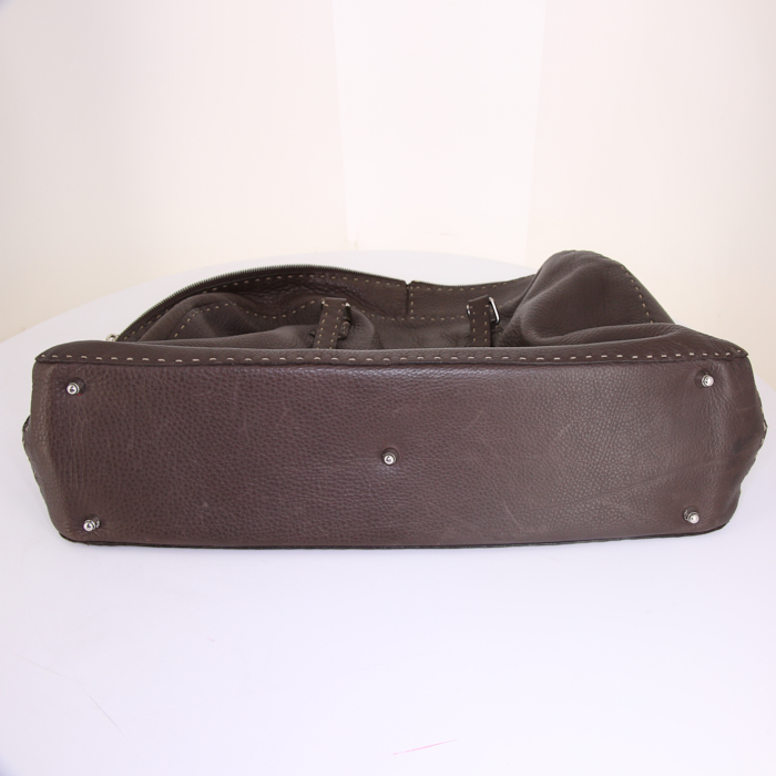Fendi Selleria 24 hours bag in brown grained leather - Detail D4