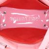 Sac à main Louis Vuitton Open Tote en cuir verni rose et rouge - Detail D3 thumbnail