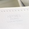 Bolso de mano Hermes Lindy en cuero swift blanco - Detail D3 thumbnail