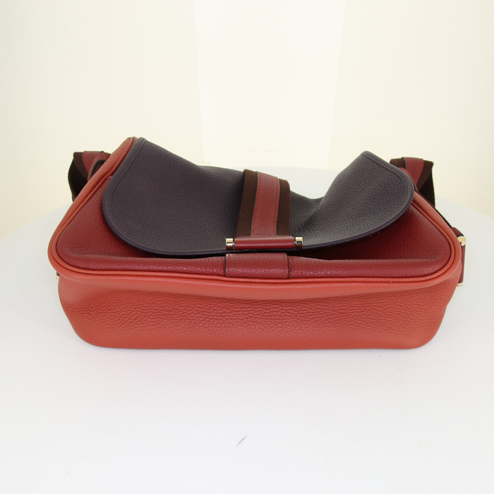 Hermès Baroudeur bag worn on the shoulder or carried in the hand in purple, burgundy and red tricolor togo leather and burgundy canvas - Detail D4