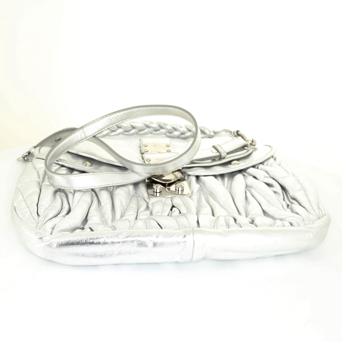 Sac bandoulière Miu Miu Coffer en cuir matelassé argenté - Detail D5