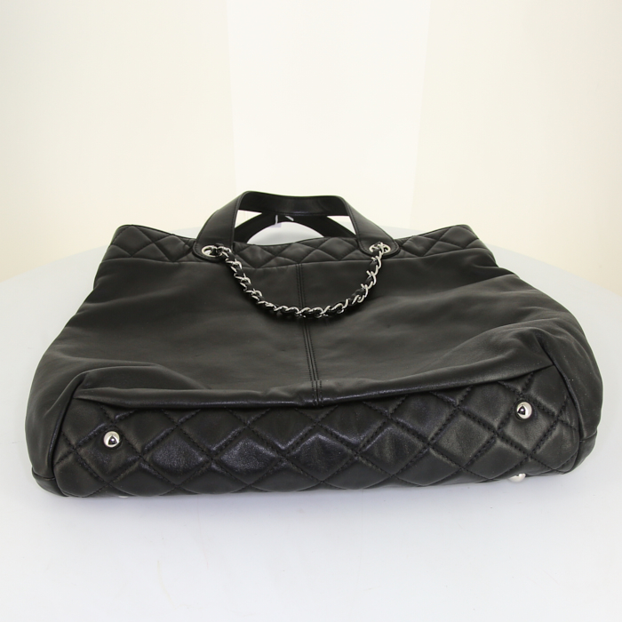 Sac cabas Chanel Soft CC en cuir noir - Detail D5