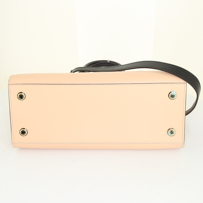 Bolso de mano Louis Vuitton City Steamer modelo mediano en cuero bicolor beige y negro - Detail D5