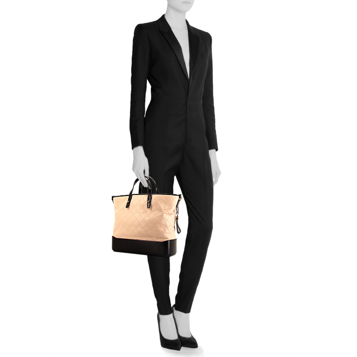 Sac cabas Chanel Gabrielle  en cuir matelassé bicolore beige et noir - Detail D1
