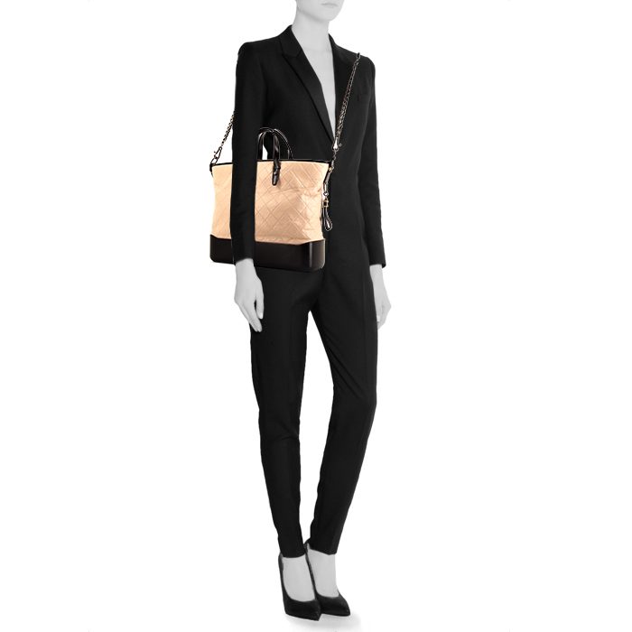 Sac cabas Chanel Gabrielle  en cuir matelassé bicolore beige et noir - Detail D2