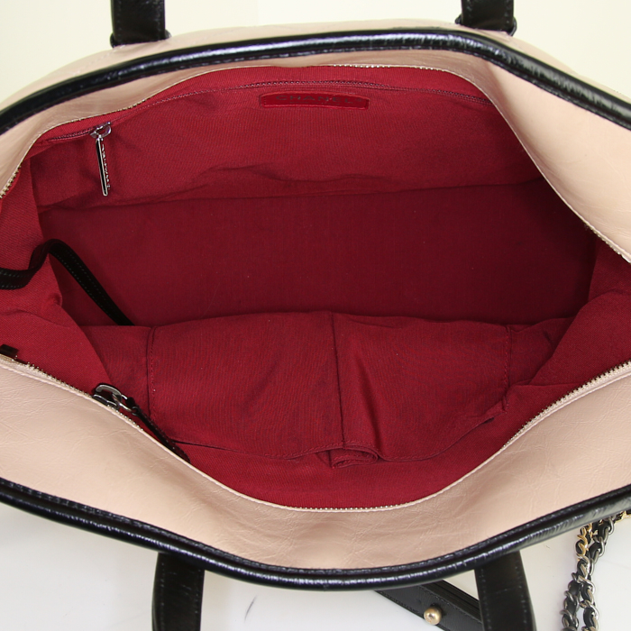 Sac cabas Chanel Gabrielle  en cuir matelassé bicolore beige et noir - Detail D3