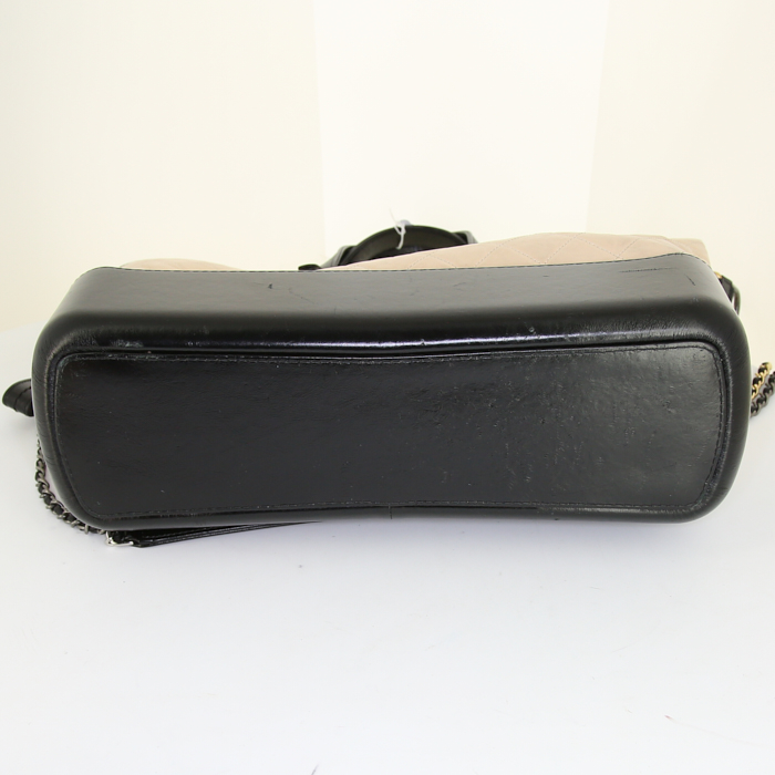 Sac cabas Chanel Gabrielle  en cuir matelassé bicolore beige et noir - Detail D5