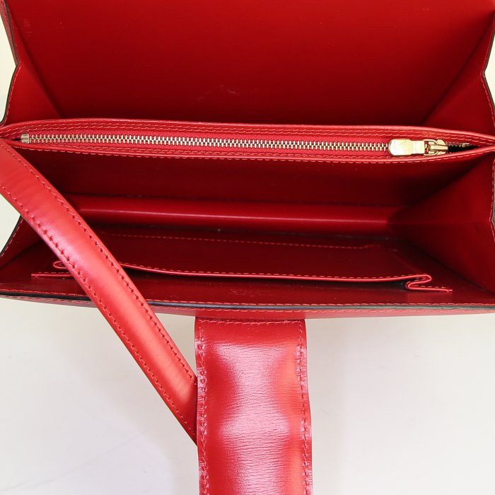 Sac bandoulière Louis Vuitton Capucines en cuir épi rouge - Detail D2